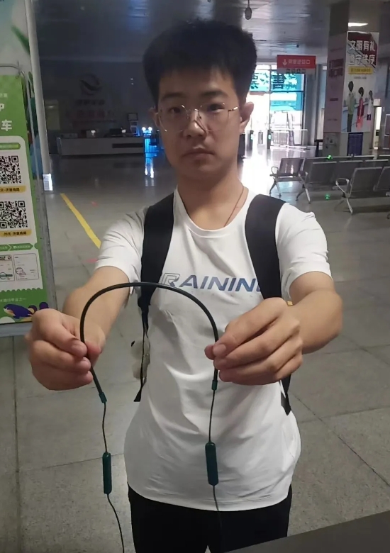 暖行洛城｜耳機、相機完璧歸趙 交運人優(yōu)質服務獲點贊